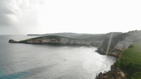 Luftbild,-Das-Sich-Vorwärts-Bewegt,-Malerischer-Blick-Auf-Die-Klippe-Tanjung-Ringgit,-Sonne-Und-Himmel-Im-Hintergrund