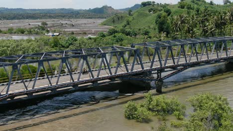 Luftaufnahme,-Die-Sich-Vorwärts-Bewegt,-Eine-Brücke,-Die-Das-Südliche-Lombok-Verbindet,-Malerischer-Blick-Auf-Die-Reisfelder-Und-Palmen
