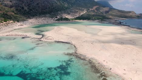 Drone-Aéreo-De-Balos-Beach-Y-Laguna-Con-Mar-Turquesa-Claro-Y-Arena-Blanca-Pura