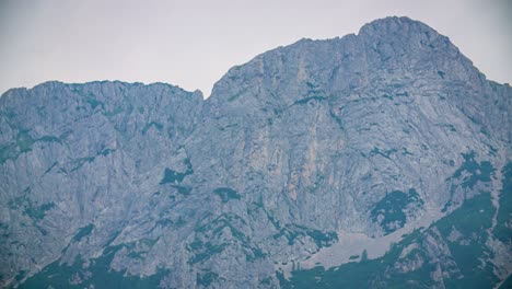 Toma-Panorámica-De-Las-Montañas-Kanin-Desde-El-Valle-De-Soca-En-Eslovenia,-Desde-El-Lado-Fronterizo-Esloveno
