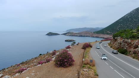 Der-Verkehr-Fährt-Entlang-Der-Kurvenreichen-Autobahn-Entlang-Der-Küste-Kretas