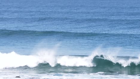 Große-Wellenlinien-Rollen-In-Die-Küste-Und-Brechen-An-Der-Küste-Mit-Einem-Blauen-Ozean
