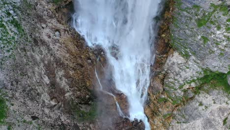 Auf-Den-Rand-Eines-Wasserfalls-Zu-Fliegen