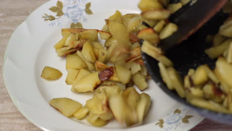 Patatas-Cocidas-Servidas-En-Plato-Blanco-Con-Espátula-De-Madera,-Cerrar