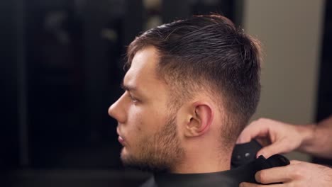 Nahaufnahme-Des-Friseurs-Legt-Dem-Kunden-Vor-Dem-Haarschnitt-Einen-Umhang-Auf