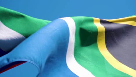Nahaufnahme-Einer-Südafrikanischen-Flagge,-Die-In-Zeitlupe-Mit-120-Bildern-Pro-Sekunde-Flattert
