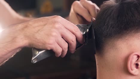 Nahaufnahme-Des-Männlichen-Haarschnitts-Im-Friseursalon