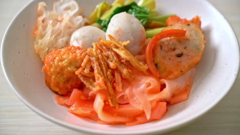 --Trockene-Nudeln-Nach-Thailändischer-Art-Mit-Verschiedenem-Tofu-Und-Fischbällchen-In-Roter-Suppe---Asiatische-Küche