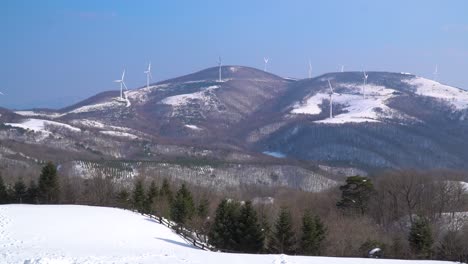 La-Electricidad-Industrial-De-Turbinas-Eólicas-Se-Ve-Lejos-En-La-Montaña,-Corea-Del-Sur