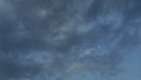 Nubes-De-Lluvia-De-Tormenta-Por-La-Tarde-Formándose-Y-Mezclándose-A-Través-Del-Lapso-De-Tiempo-Del-Horizonte-Africano,-Imágenes-De-4k-Sin-Ruido