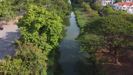 Aerial-Dolly-Zurück-über-Gerade-Schmale-Kanalwasserstraße-In-Thailand-City