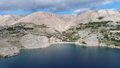Antenne-Eines-Wunderschönen-Strandes,-Umgeben-Von-Bergen-An-Der-Küste-In-Der-Nähe-Von-Baska,-Kroatien