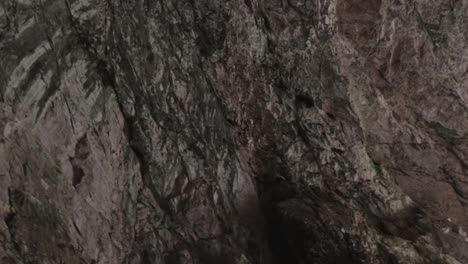 Grobe-Textur-Der-Wände-Einer-Riesigen-Höhle