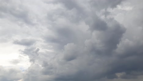 Gewitterregenwolken-Am-Nachmittag,-Die-Sich-über-Dem-Afrikanischen-Horizont-Bilden-Und-Vermischen,-Zeitraffer,-Rauschfreie-4k-Aufnahmen
