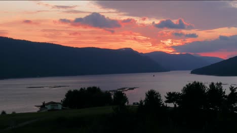 Zeitraffer-Sonnenuntergang-über-Einem-Bergsee