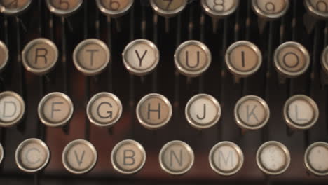 Vintage-Underwood-Typewriter-keys-from-above