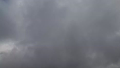 Nubes-De-Lluvia-De-Tormenta-A-Media-Tarde-Formándose-Y-Mezclándose-A-Través-Del-Lapso-De-Tiempo-Del-Horizonte-Africano,-Imágenes-De-4k-Sin-Ruido