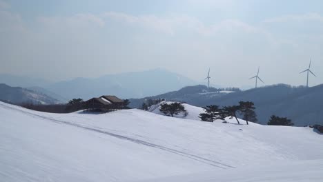 Windkraftwerke-Sind-In-Den-Schneebedeckten-Bergen-In-Südkorea-Zu-Sehen