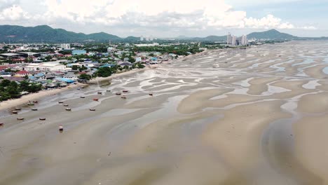 Boats-On-The-Mudflats-At-Bang-Saen-Beach-In-Chonburi,-Thailand---aerial-drone