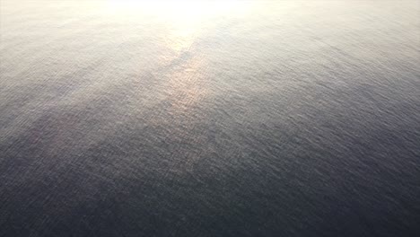Hochkippen-Von-Der-Meeresoberfläche-Zur-Sonne-Und-Zum-Himmel-Sonnenaufgangszeit-Sanftes-Licht-Friedlich