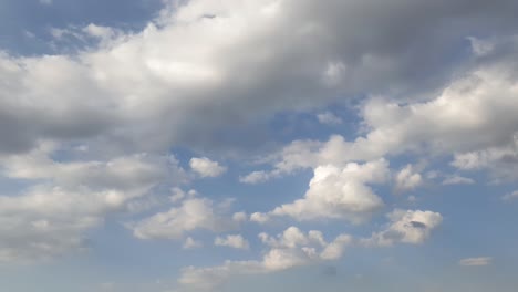 Gewitterregenwolken-Am-Nachmittag,-Die-Sich-über-Dem-Afrikanischen-Horizont-Bilden-Und-Vermischen,-Zeitraffer,-Rauschfreie-4k-Aufnahmen