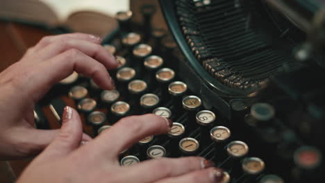 Frau,-Die-Auf-Vintage-Schreibmaschine-Tippt