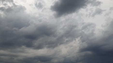 Nubes-De-Lluvia-De-Tormenta-A-Media-Tarde-Formándose-Y-Mezclándose-A-Través-Del-Lapso-De-Tiempo-Del-Horizonte-Africano,-Imágenes-De-4k-Sin-Ruido