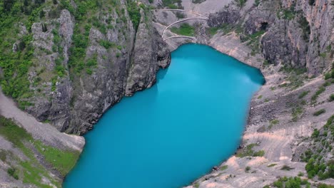 Lago-De-Forma-Ovalada-Con-Hermosas-Aguas-De-Color-Cian