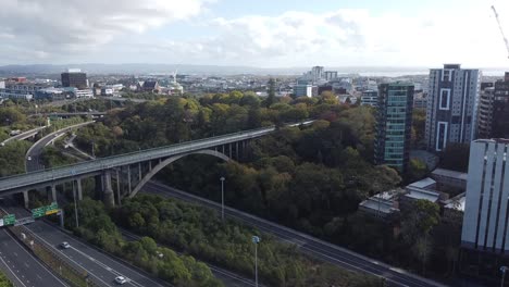 Drohnenaufnahme-Des-Aufgangs,-Der-Grafton-Bridge-Und-Die-Nordwestautobahn-Von-Auckland-City-Zeigt