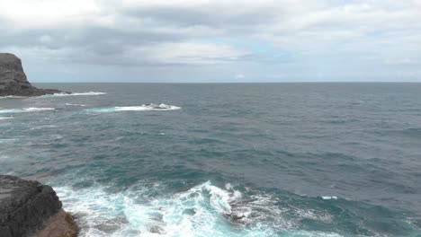 Vorwärts-Bewegende-Luftaufnahme-über-Wilde-Ozeane-Durch-Die-Felsen-Und-Klippen-Der-Halbinsel-Mornington-Victoria