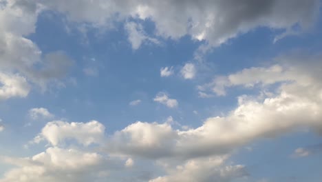 Gewitterregenwolken-Am-Späten-Nachmittag,-Die-Sich-über-Dem-Afrikanischen-Horizont-Bilden-Und-Vermischen,-Zeitraffer,-Rauschfreie-4k-Aufnahmen