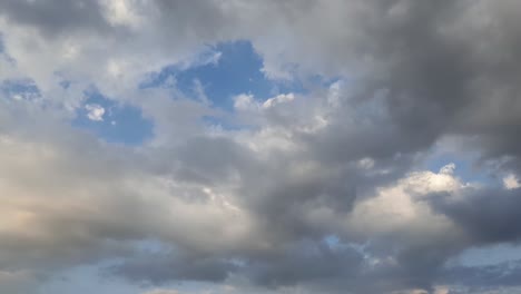 Gewitterregenwolken-Am-Späten-Nachmittag,-Die-Sich-über-Dem-Afrikanischen-Horizont-Bilden-Und-Vermischen,-Zeitraffer,-Rauschfreie-4k-Aufnahmen