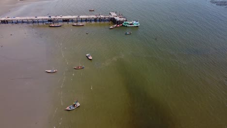 Barcos-Atracados-Cerca-Del-Embarcadero-En-La-Playa-De-Bang-Saen-En-Chon-Buri,-Tailandia---Antena