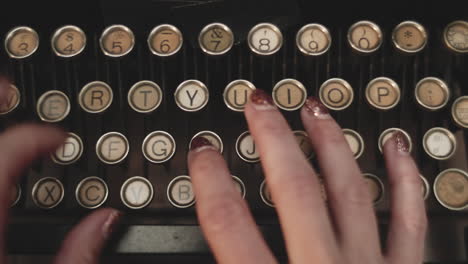 Weibliche-Hand-Tippt-Text-Auf-Alter-Historischer-Schreibmaschine,-Nahaufnahme-Dolly-Shot