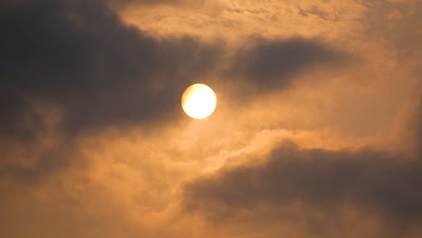 Wolke,-Die-Sich-über-Eine-Heiße-Goldene-Morgensonne-Bewegt
