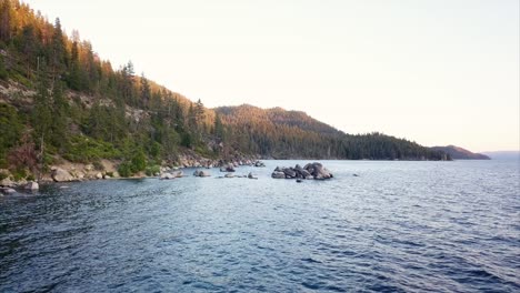 Luftdrohne-Schoss-Während-Des-Sonnenuntergangs-Auf-Den-Wunderschönen-Lake-Tahoe