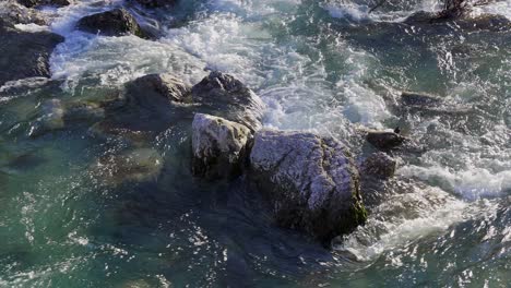 Rauschende-Stromschnellen,-Die-über-Felsbrocken-Im-Fluss-Leno-Brechen,-Während-Er-Durch-Rovereto-In-Den-Italienischen-Alpen-Fließt