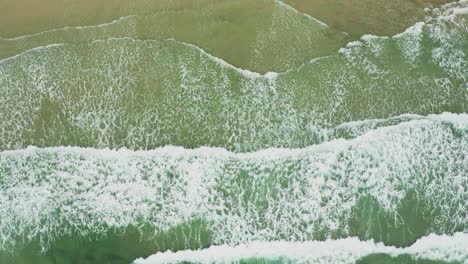 Luftaufnahmen-Von-Tropischen-Wellen,-Die-In-Die-Küste-Rollen