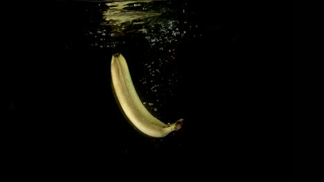 Un-Plátano-Amarillo-Maduro-Fresco-Que-Cae-En-El-Agua-Clara