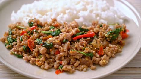 Gebratenes-Thailändisches-Basilikum-Mit-Gehacktem-Schweinefleisch-Und-Chili-Auf-Gekröntem-Reis---Thailändischer-Lokaler-Essensstil