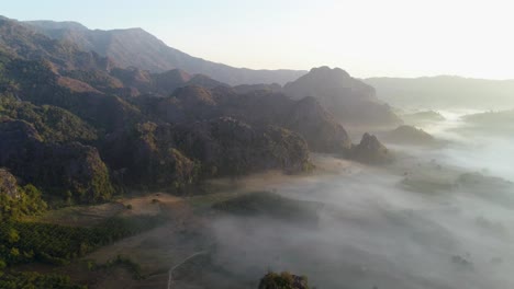 El-Impresionante-Paisaje-De-Las-Montañas-Con-Niebla-Cubrió-Los-árboles-Verdes-En-Tailandia---Toma-Aérea