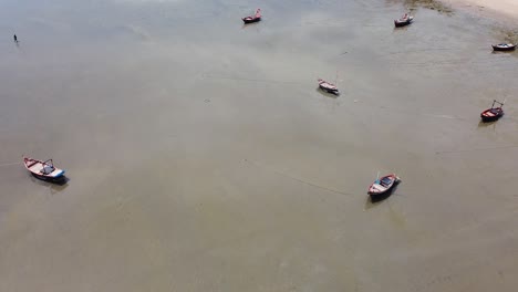 Antena-Sobre-Barcos-Asiáticos-Abandonados-En-La-Playa-De-Bang-Sean-Durante-La-Marea-Baja
