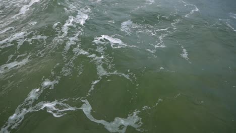 Statische-Aufnahme-Beruhigender-Wellen-Auf-Der-Oberfläche-Der-Ostsee-In-Zeitlupe