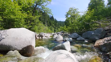 Emerald-Pools-Kleiner-Wasserfall-Durch-Felsen-In-Klares-Fließendes-Wasser,-Das-Kräuselungen-Unter-Blauem-Himmel-Erzeugt,-Umgeben-Von-Grünen-Kiefern-Im-Tahoe-National-Forest