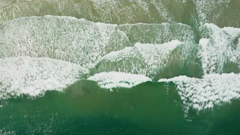 Luftaufnahmen-Des-Wunderschönen-Strandes-Mit-Tropischen-Wellen,-Die-In-Die-Küste-Rollen
