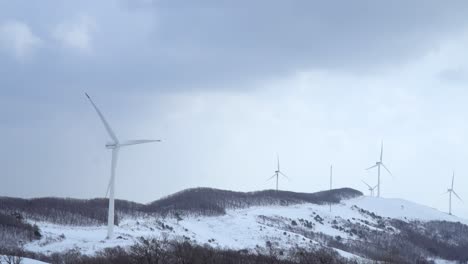 Las-Plantas-De-Energía-Eólica-Se-Ven-En-La-Montaña-Cubierta-De-Nieve,-Corea-Del-Sur