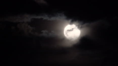 Luna-Llena-Con-Nubes-Espeluznantes-Pasando-Por-Delante-En-Una-Noche-Oscura