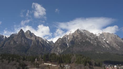 Paisaje-De-Montaña-Rocosa-Timelapse-Nubes-En-Movimiento-En-Rumania