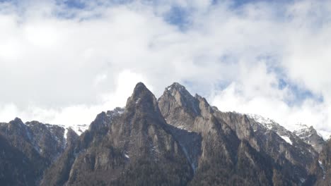 Felsige-Berglandschaft-Im-Zeitraffer-Bewegende-Wolken-In-Rumänien