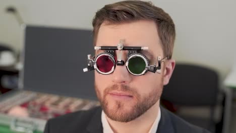 Gutaussehender-Mann-Wählt-Optik-Für-Okular